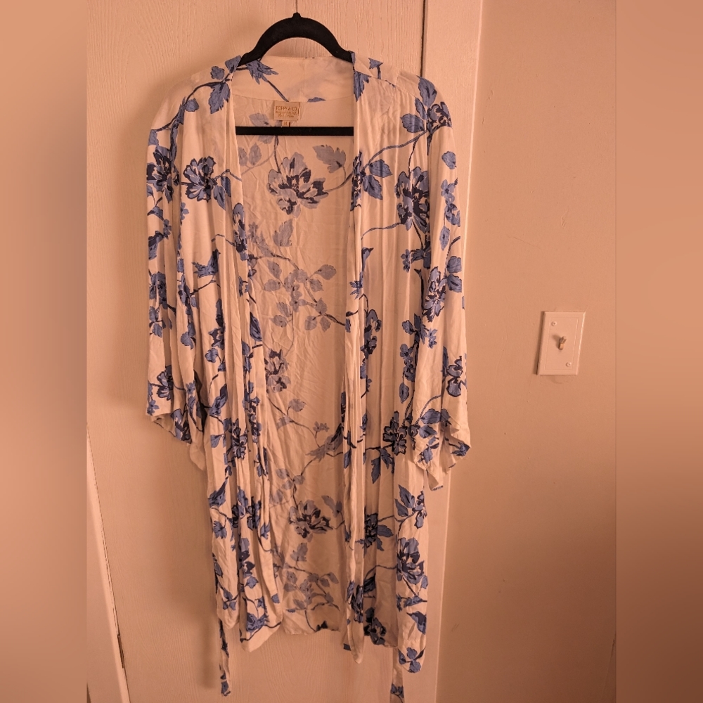 Robe - Picture 2 of 2